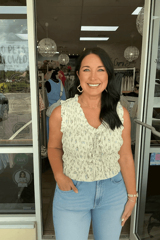 Sleeveless floral top with ruffles and tie front, available in two colors – perfect for a chic summer look.