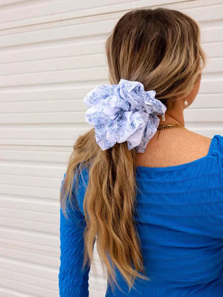 Alt text: "KAXI Oversized Scrunchie in pastel pink, enhancing any hairstyle with softness and volume for a chic look.