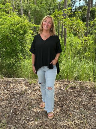 Alt text: "Oddi Top with Dotted Jacquard Knit, Short Sleeve, Shark Bite Hem in Two Colors - Stylish and Versatile Fashion