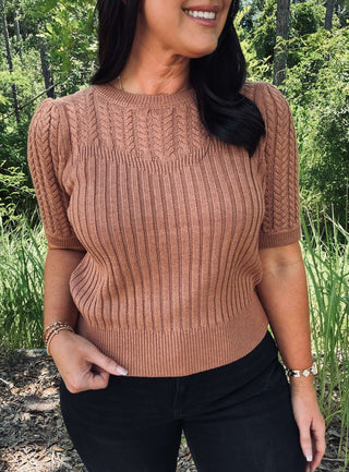 Short-sleeve Gilli sweater with cable knit and ribbed texture, available in two colors. Perfect blend of style and comfort.
