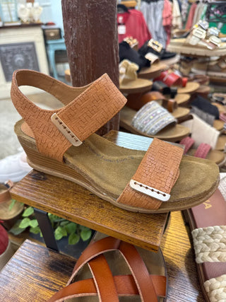 Sofft - Verdi II Luggage Woven Classic Brown Italian Leather Wedge Sandals