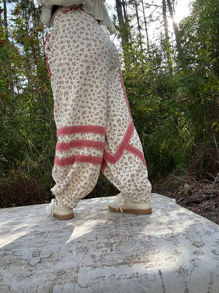 POL Ivory & Hibiscus Star Patch Jogger Pants
