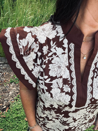 Entro Brown Floral Flutter Sleeve Top w/ Contrasting Band & Lace Trim