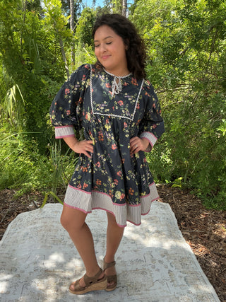 Dark navy floral dress featuring a contrast hem and a fitted silhouette