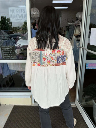 Ivory gauze and lace pocket top with patchwork detail from POL, perfect for stylish and casual outfits.