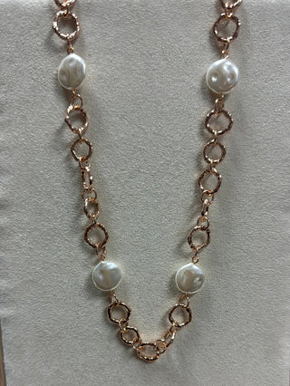 Elegant gold linked chain adorned with shimmering freshwater pearl discs, perfect for adding a touch of sophistication to any outfit.